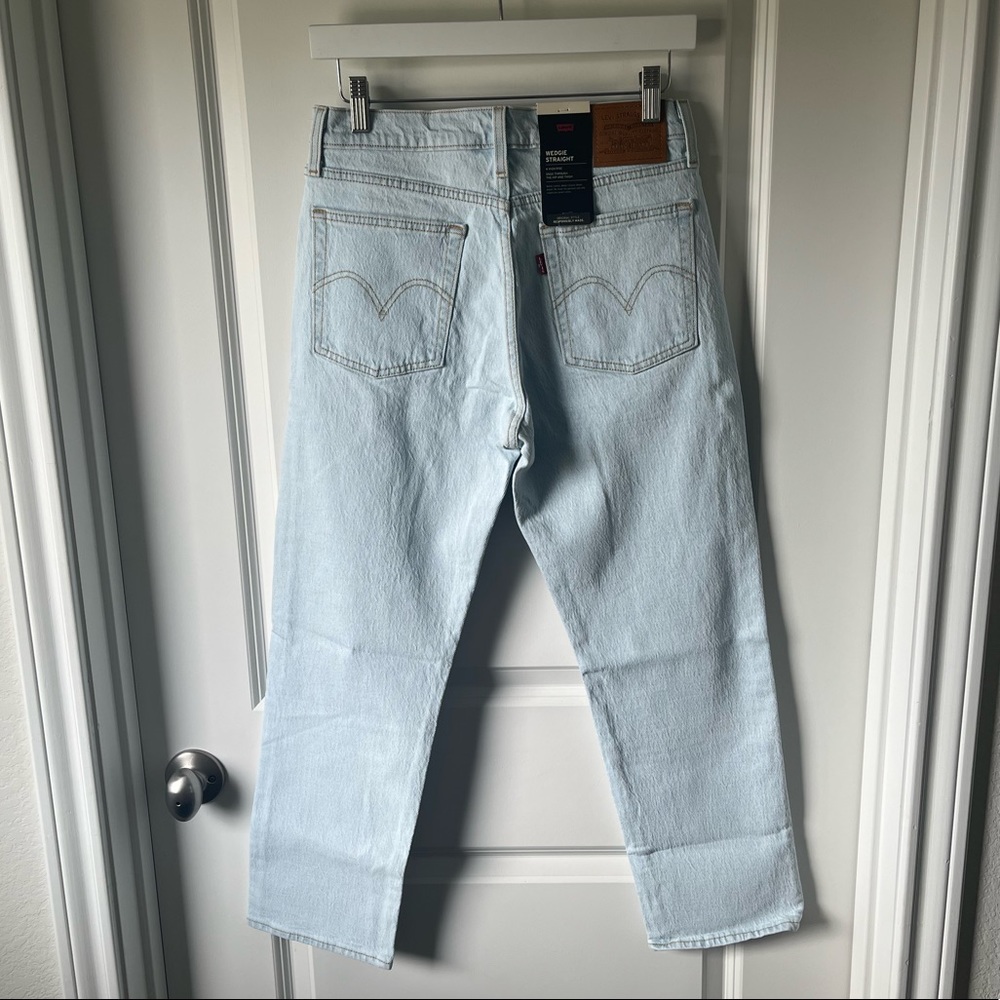 SALE! ⭐️ Levi’s Wedgie Straight Leg high rise light wash Jean - 26” inseam - Picture 8 of 16